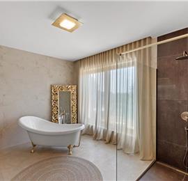 4 bedroom villa with indoor and outdoor pools in Galižana, Istria, sleeps up to 8